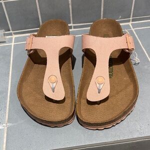 Birkenstock Gizeh Thong Sandals in Pale Pink